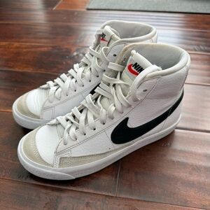 Nike Blazer Mid ‘77 Sneakers. Kids Size 4